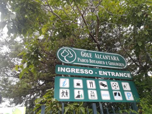 a sign for the entrance to the gene argentinianzonazona dominican at Cottage Gole Alcantara Gloria Room in Graniti