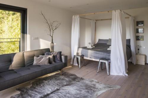- un salon avec un canapé et un lit dans l'établissement Schweizerhaus, à Alpirsbach
