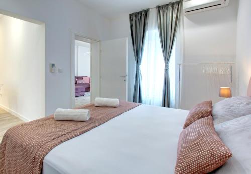 En eller flere senge i et værelse på Lofty apartments