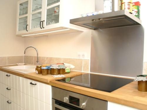 une cuisine avec un évier et une cuisinière dans l'établissement Villa in Viens with Pool & Lavender Views, à Viens