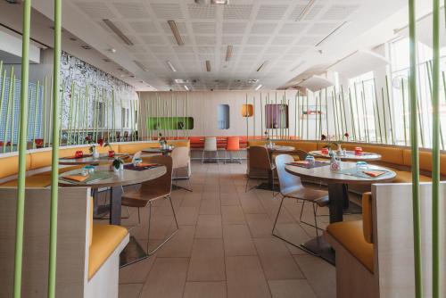 Ibis Tanger City Center tesisinde bir restoran veya yemek mekanı