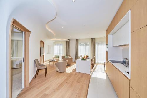 une pièce avec une cuisine et un salon dans l'établissement Appartements La Cigale, à Arzon