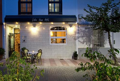 un edificio con una mesa y sillas delante de él en Soléa House Hotel Boutique, en Benicàssim