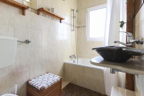 La salle de bains est pourvue d'un lavabo et d'une baignoire. dans l'établissement Red Almirante by Homing, à Lisbonne