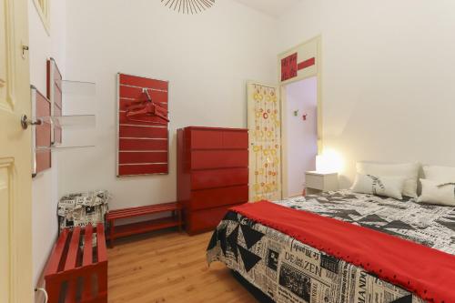 - une chambre avec un lit et une commode rouge dans l'établissement Red Almirante by Homing, à Lisbonne