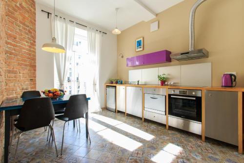 ワルシャワにあるRental Apartments Wilczaのキッチン(テーブル、椅子付)