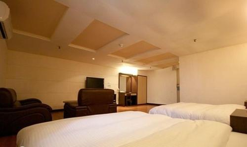Postel nebo postele na pokoji v ubytování Zaw Jung Business Hotel
