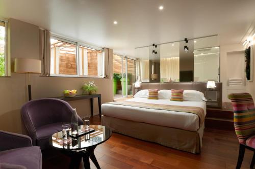 Tempat tidur dalam kamar di Le Mathurin Hotel & Spa