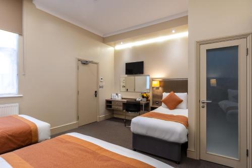 Postel nebo postele na pokoji v ubytování Sidney Hotel London-Victoria