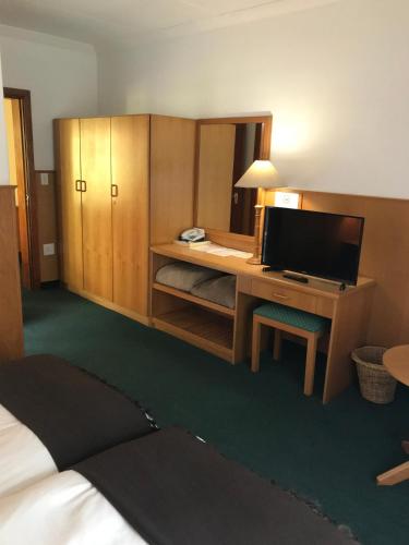 Μια τηλεόραση ή/και κέντρο ψυχαγωγίας στο Hotel Schweizerhaus/Cafe Anton