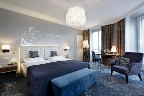 Postel nebo postele na pokoji v ubytování Hotel Schweizerhof Luzern