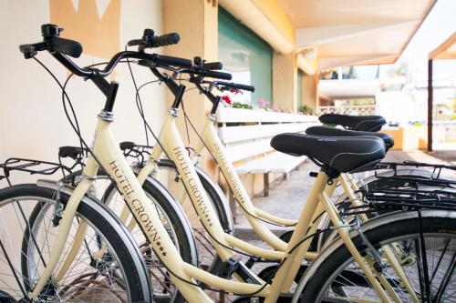 un paio di biciclette parcheggiate accanto a un edificio di Hotel Crown a Rimini