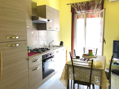 Una cocina o zona de cocina en 24 Cannoli