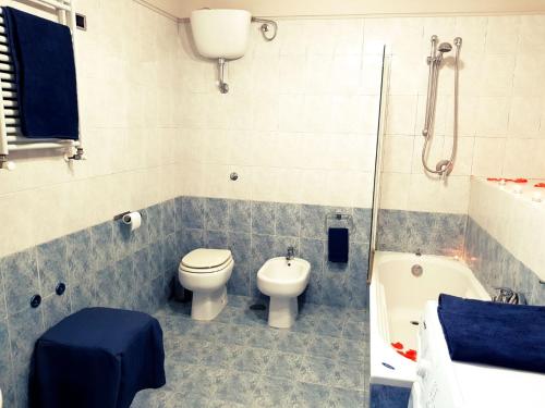 a bathroom with a toilet and a sink and a tub at Casa Nives in Villa Emilia in Vietri