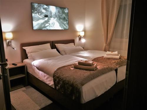 een slaapkamer met een bed met twee handdoeken erop bij Appartements Onyx in Flattach