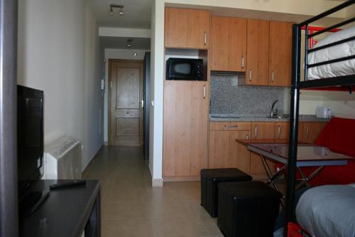 シエラネバダにあるCalle Cauchiles, Edif. Miramar Skyのキッチン、二段ベッドが備わる小さな客室です。