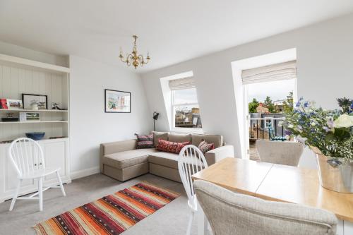 ロンドンにあるALTIDO Cosy 1 bed flat with balcony in Pimlico, next to Warwick Squareのリビングルーム(ソファ、テーブル付)