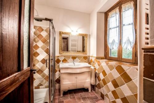 bagno con lavandino, specchio e doccia di Villa Ghiandai ad Arezzo