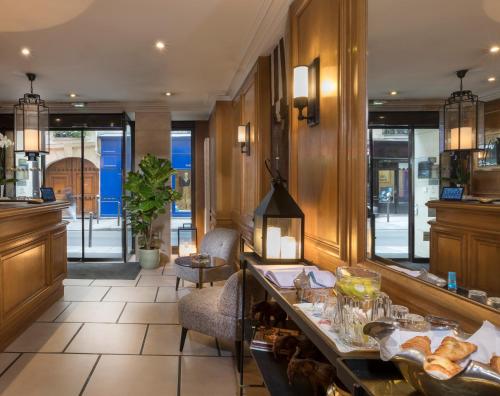 - un restaurant avec une table et du pain dans l'établissement Dauphine Saint Germain, à Paris