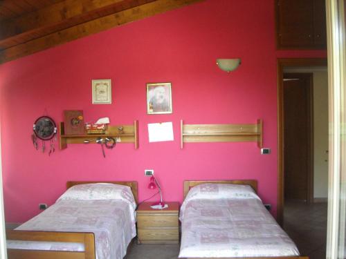 CandeloにあるGli Angeliのピンクの壁のドミトリールーム ベッド2台