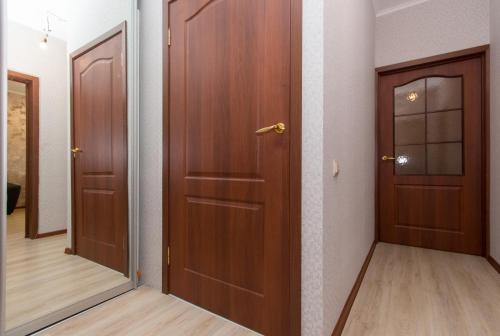アドレルにあるApartment on Gastelloの廊下のある部屋に木製のドアが2つあります。