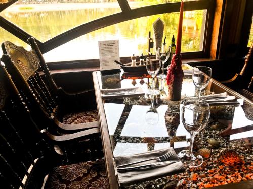 a table with wine glasses on a train at SPA Hotel in Vorzelʼ