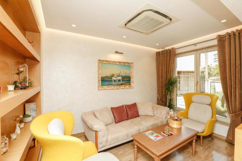 a living room with a couch and chairs at Oxford hotel in Tirana