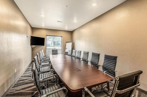 una sala de conferencias con una mesa larga y sillas en Cobblestone Hotel & Suites Hartford, en Hartford