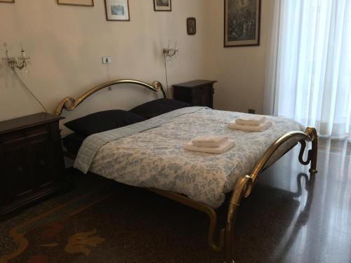 een slaapkamer met een bed met twee handdoeken erop bij La Casa di Sara in Genua