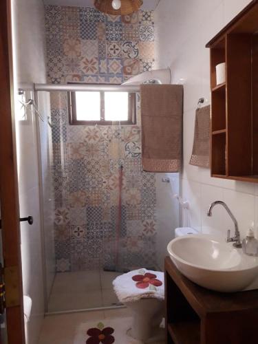 a bathroom with a shower and a sink at Chácara Morro da Pedra in Cavalcante