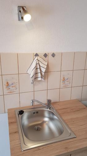 encimera de cocina con fregadero de acero inoxidable en ELENA flat Mohn Duisburg Zentrum, en Duisburg
