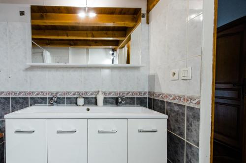 une salle de bain avec un lavabo blanc et un miroir dans l'établissement Constantine Terreaux, à Lyon