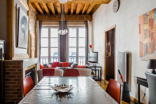 un salon avec une table et un canapé dans l'établissement Constantine Terreaux, à Lyon