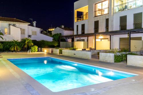 Piscina en o búsqueda de Penthouse La Nau By homevillas360