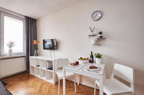 ワルシャワにあるTop Ten House Marszałkowska VIの白いダイニングルーム(白いテーブルと椅子付)