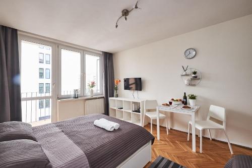 ワルシャワにあるTop Ten House Marszałkowska VIのベッドルーム1室(ベッド1台、テーブル、椅子付)