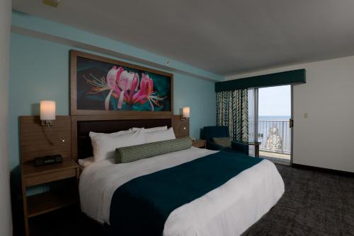 Cette chambre comprend un grand lit et une fenêtre. dans l'établissement Rod 'N' Reel Resort, à Chesapeake Beach