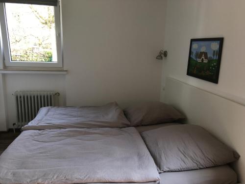 two beds in a room with a window at Casa Müller in Lissendorf