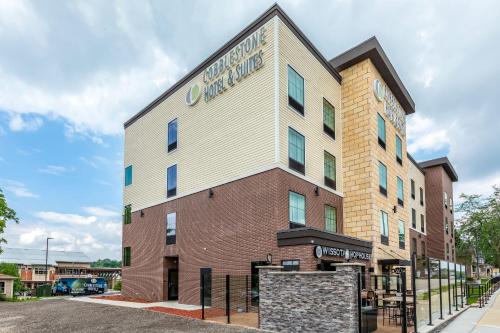 Un edificio con un cartel en el costado. en Cobblestone Hotel & Suites Hartford, en Hartford