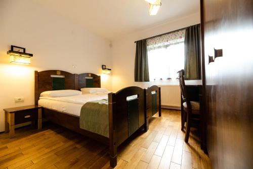 Un pat sau paturi într-o cameră la Gasthaus Grindeshti