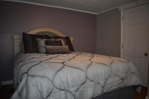 - une chambre avec un lit et une couette blanche dans l'établissement Cozy 2 Bedroom House, à Adrian