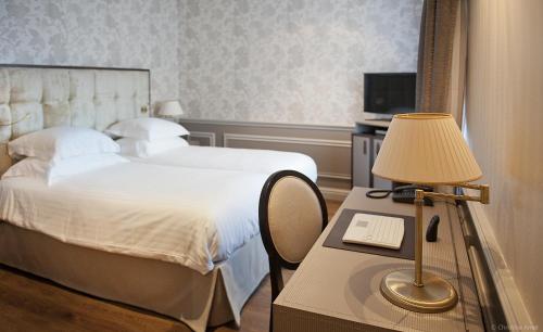 Ένα ή περισσότερα κρεβάτια σε δωμάτιο στο Hôtel de Sèze & Spa Bordeaux Centre