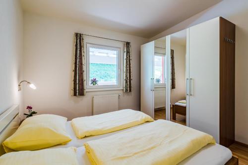 Ein Bett oder Betten in einem Zimmer der Unterkunft Ferienhäuser Tröster
