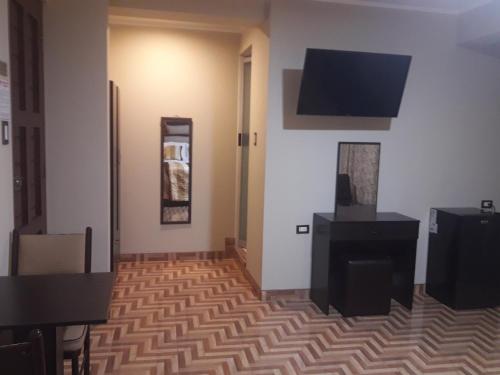 a room with a hallway with a television on the wall at Gavina Inn Hotel in Tacna