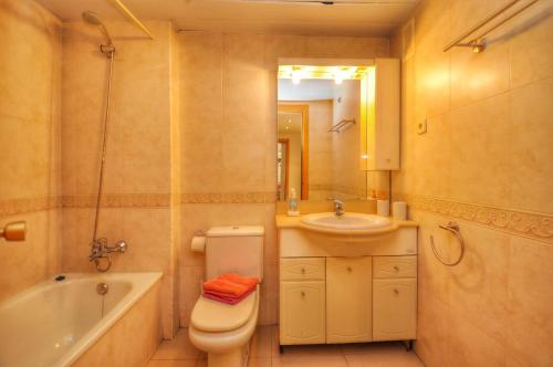 リョレート・デ・マルにあるApartment Nathania A146のバスルーム(トイレ、洗面台、バスタブ付)