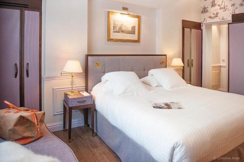 Ένα ή περισσότερα κρεβάτια σε δωμάτιο στο Hôtel de Sèze & Spa Bordeaux Centre