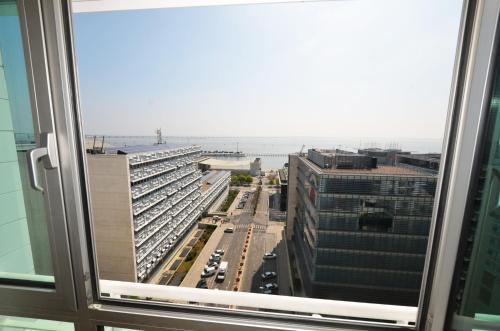 O vedere generală la mare sau o vedere la mare
luată din acest apartament