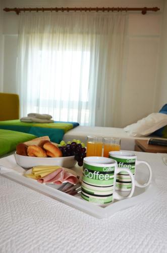 un vassoio di cibi e bevande per la colazione su un letto di Expo Oriente Lis a Lisbona