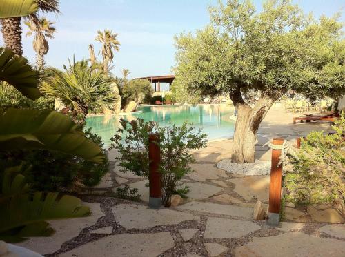 Κήπος έξω από το Cupola Bianca Resort