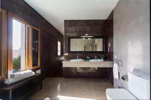 a bathroom with two sinks and a mirror at Aquavilla in Costa Teguise